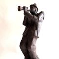 Trompettiste : Trompettiste   patine bronze    , h  41 cm